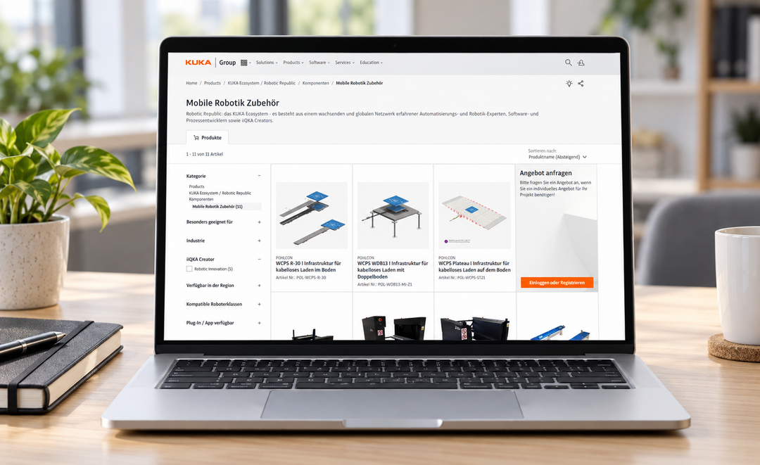 Laptop auf Tisch im Wohnzimmer zeigt eine Webseite