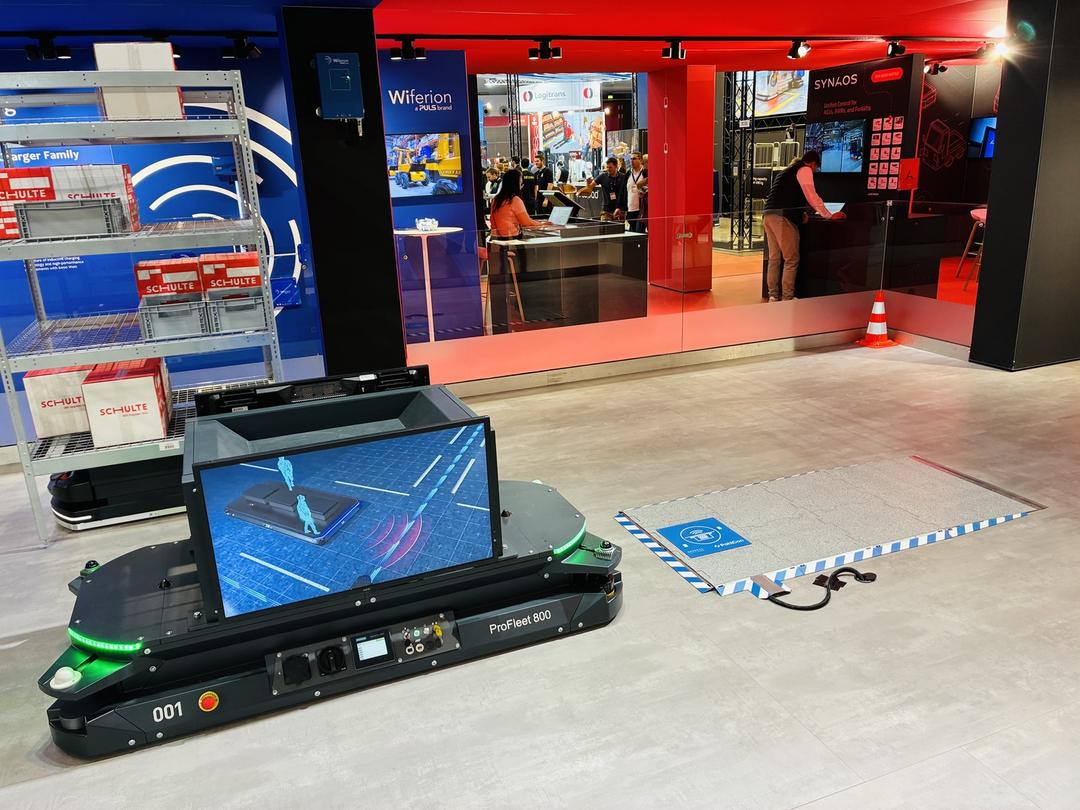 AMR mit induktiver Ladefläche im Live-Betrieb am Messestand